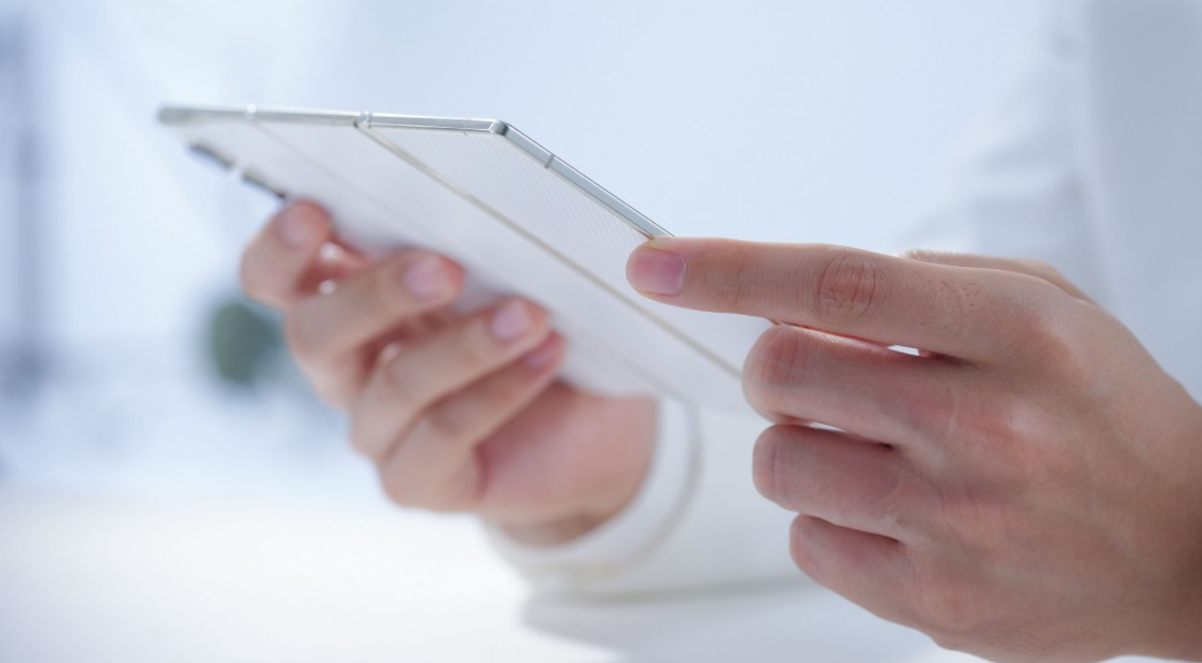 Представлений перший прототип смартфона-трансформера, який може складатися втричі